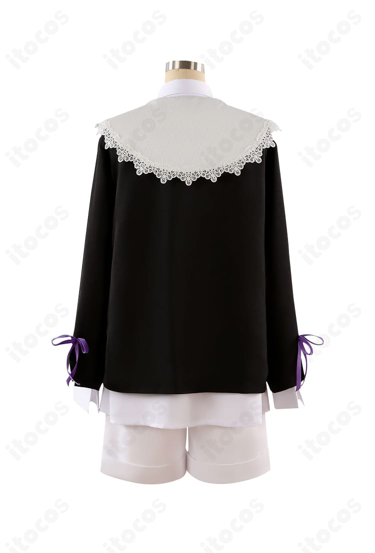 背面ビュー。背中心の開き仕様や後ろ姿のラインが分かる朔間凛月・幼少期私服コスプレ衣装。