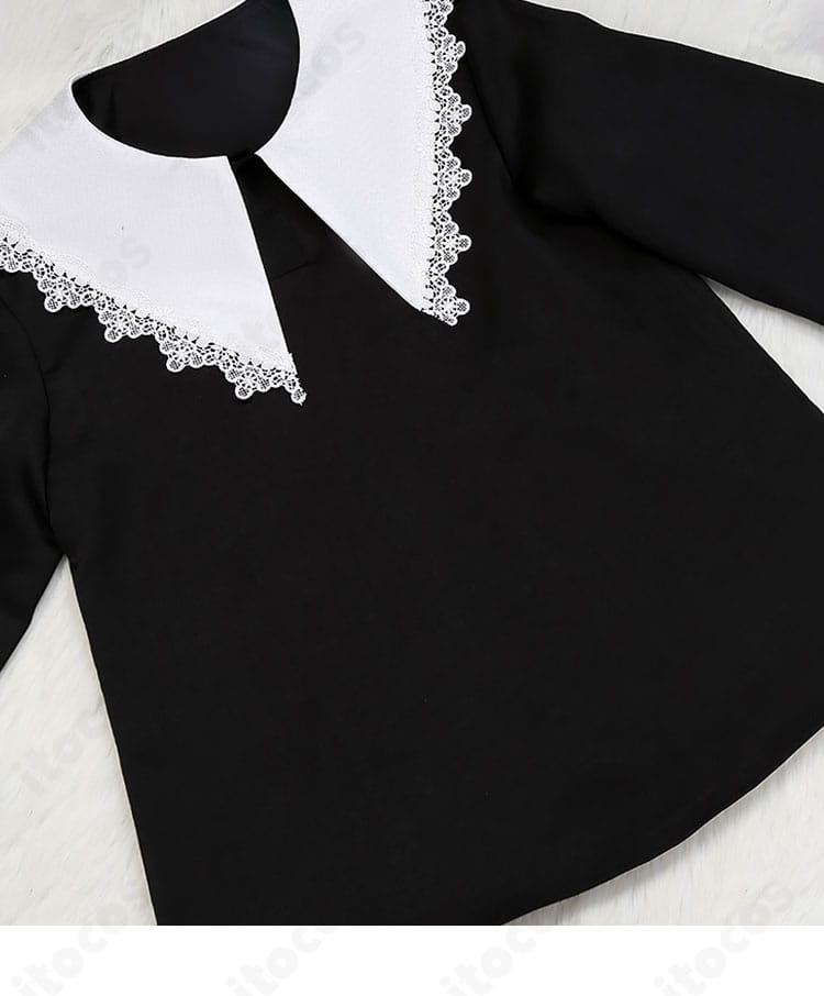 上衣部分のディテール。透け感のある軽量素材と柔らかなドレープを確認できる近接写真。