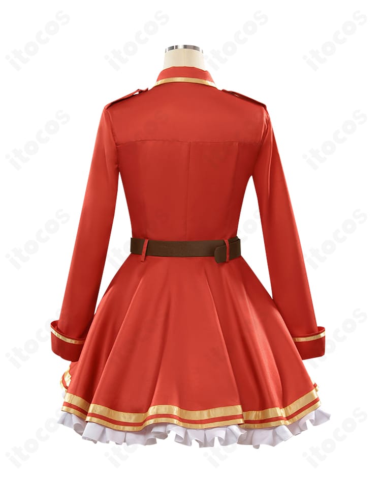 背面全身カット。背中のラインと後ろ姿のまとまりが分かるジル・サーヴェル衣装のディテール。