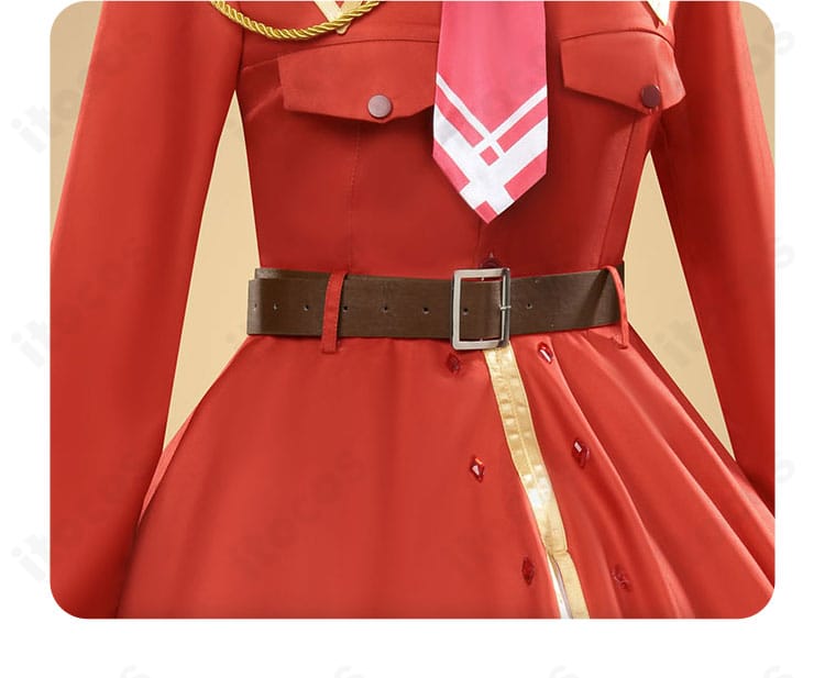 ウエストベルトのアップ。コーデ全体を引き締めるベルトの質感と装飾構成を示したジル・サーヴェル衣装。