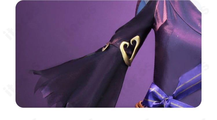 袖口装飾と刺繍の質感を捉えたクローズアップ