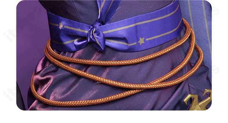 腰ベルトと腰部装飾の留め具・質感ディテール