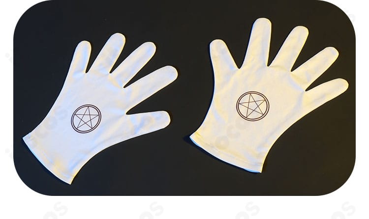 手袋の質感アップ。ステッチと手首周りのデザインが見えるアーカード用手袋の近接カット。