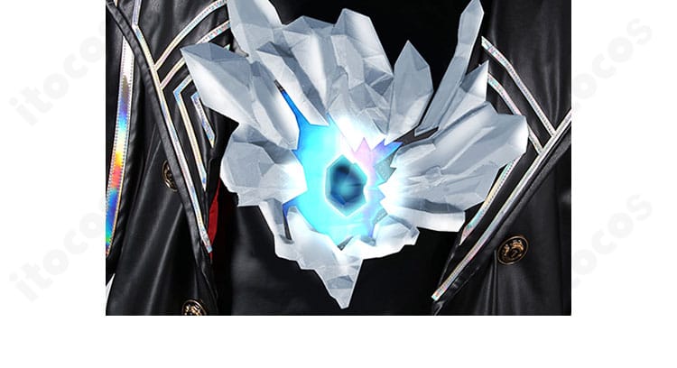 ノートン・キャンベル 輝安鉱コスプレの胸元アップ。胸前装飾と生地の重なりが分かる詳細