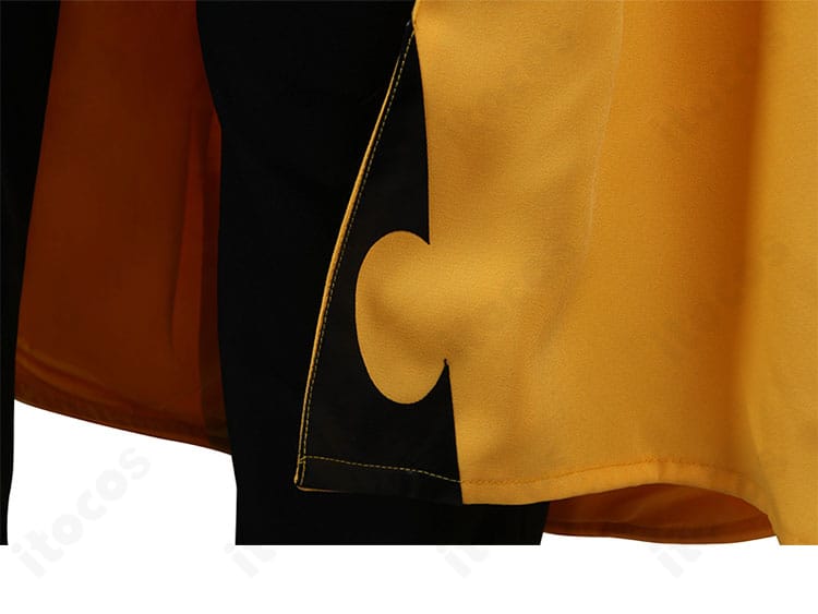 衣裾の装飾ディテール。コート裾のライン、重なりとドレープの出方を確認可能。