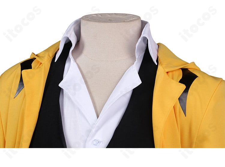 襟元ディテールのクローズアップ。襟の角度とステッチ、配色ラインの仕上がりを示す。