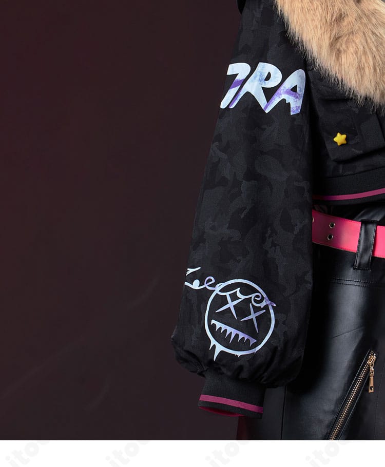 袖口の装飾と刺繍の精緻さを示すアップ、手元の存在感を高めるディテール