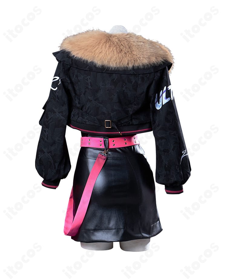 小豆沢こはね コラボ衣装の背面全体、コートのラインと腰飾りの配置・バランスを確認できる画像