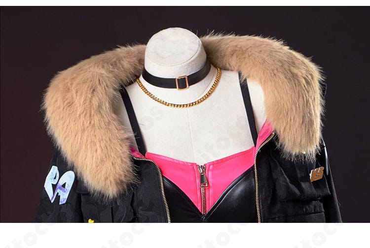 美しい襟元とネックレスのクローズアップ、ステージ映えするポイント装飾を強調