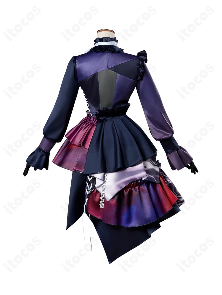 朝比奈まふゆコスプレ衣装の背面図。背中の切替とフィット感、ファスナー位置を示す画像。