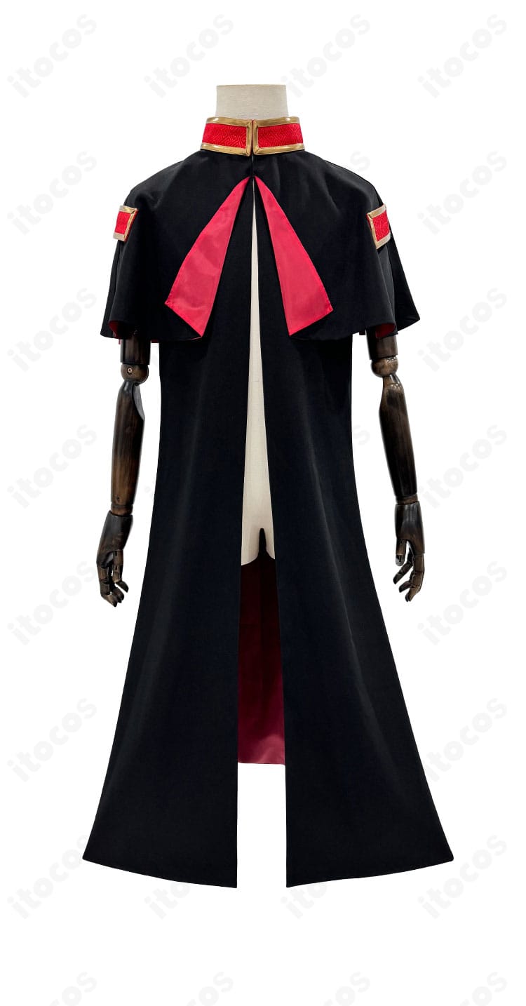 マント前側の装飾クローズアップ。留め具周りと生地の落ち感を見せる画像。