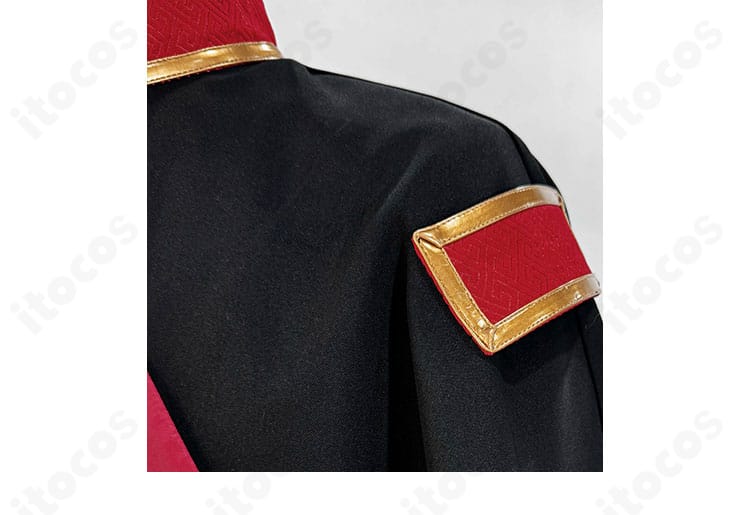 襟部分の装飾ディテール。縁取りやパイピングの整った仕上がりが分かる画像。