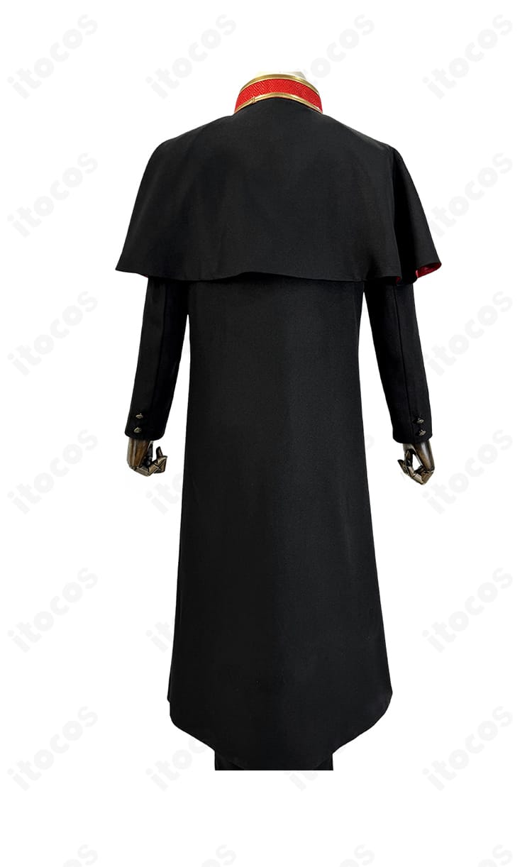 花子くんコスプレの背面全体。マントの広がりとシルエットを捉えた画像。