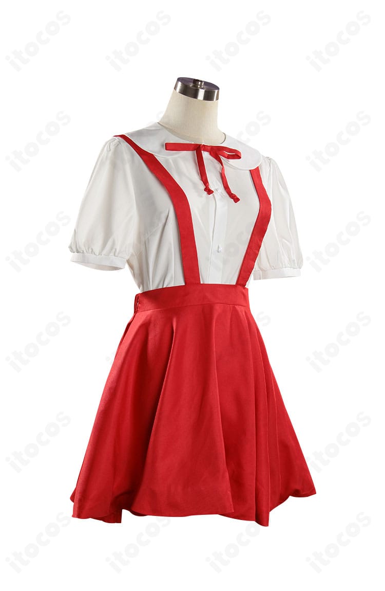 さくらももこ（まる子）通常制服コスプレの正面全身。白ブラウス・赤い吊りスカート・黄色帽で可愛らしさを高再現。