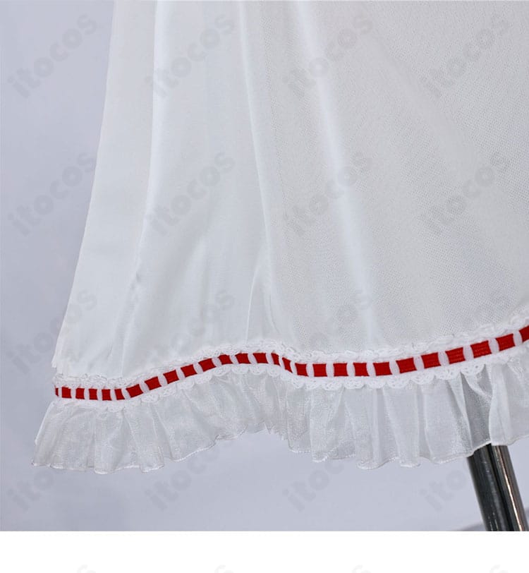 上衣とスカートの接合部ディテール。配色と装飾のまとまりが分かる写真