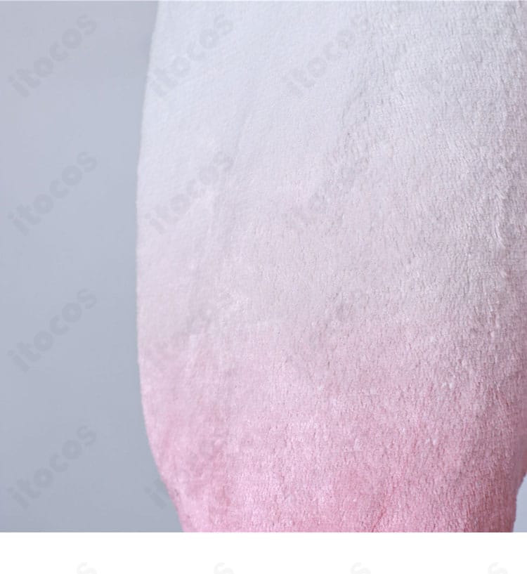 コート裾のトリム装飾と縫製のアップ。繊細な仕上がりが分かる写真