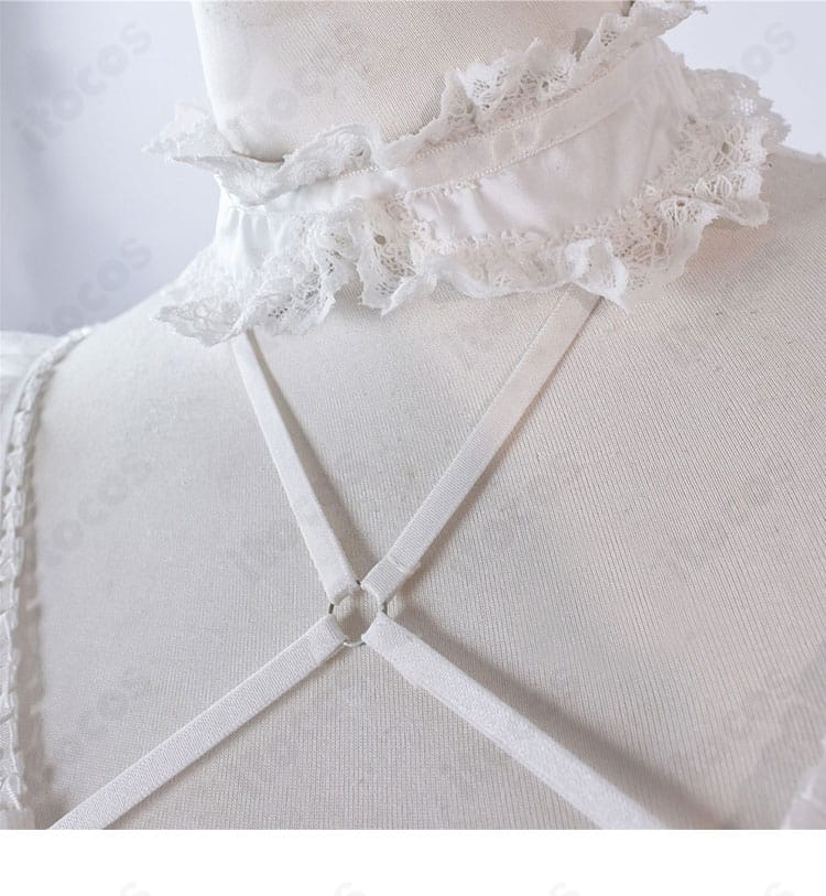 胸元の装飾パーツのアップ。華やかな中心ポイントを強調