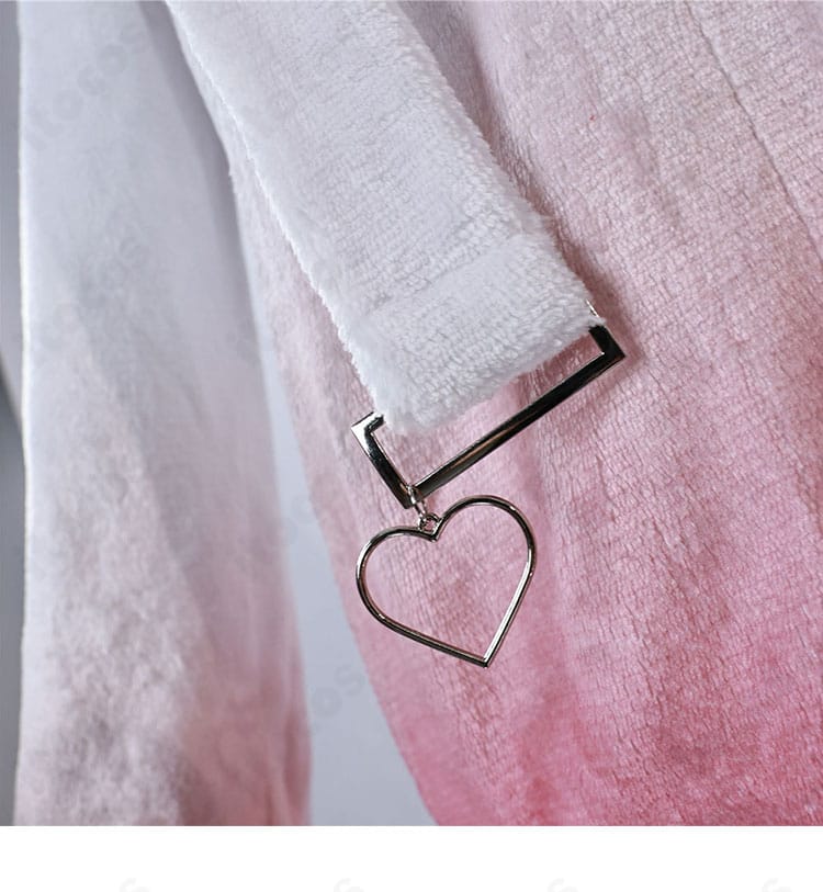 袖口のリボンとパイピング装飾の接写。丁寧な縫製ディテール