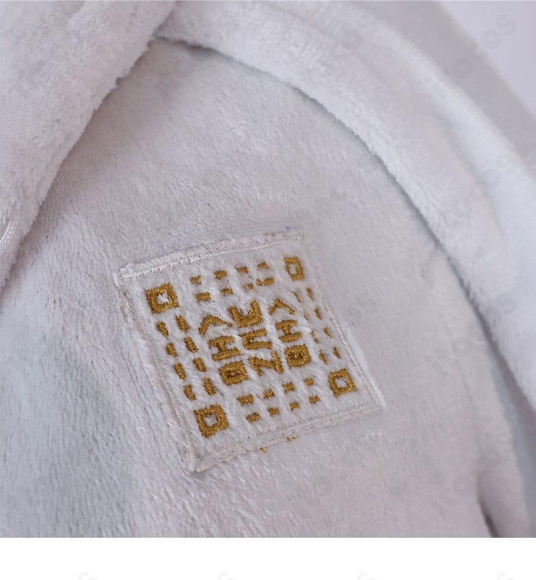 ヘッドドレスのリボンハート装飾の接写。可愛らしいアクセント