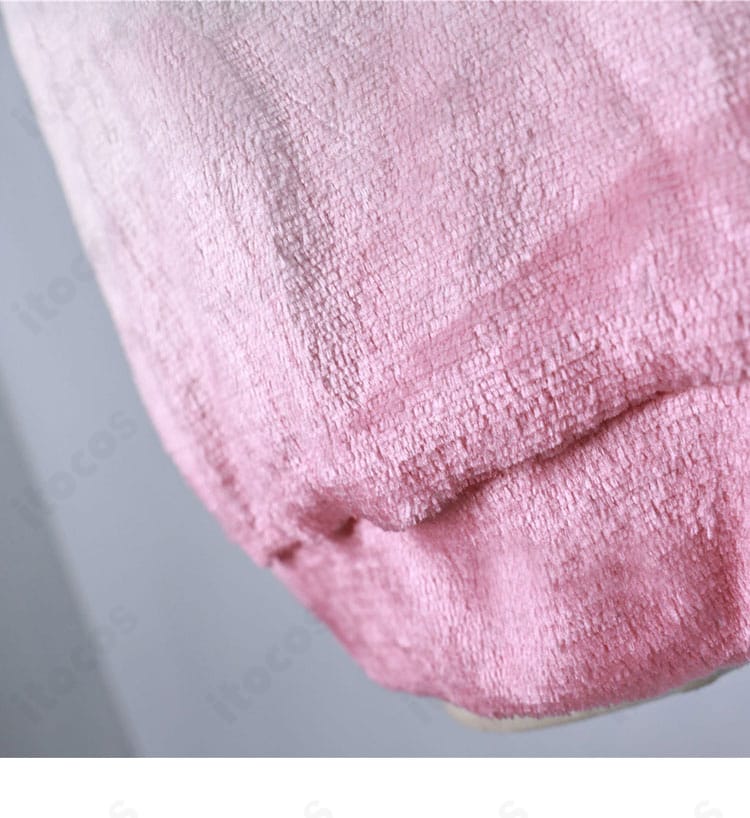 チェーン風アクセサリーのディテール。エレガントな金属調の質感