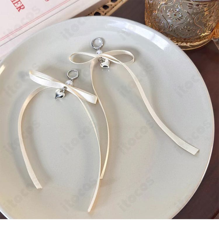 スカート裾のトリムとフレアの表情。動きのあるディテール