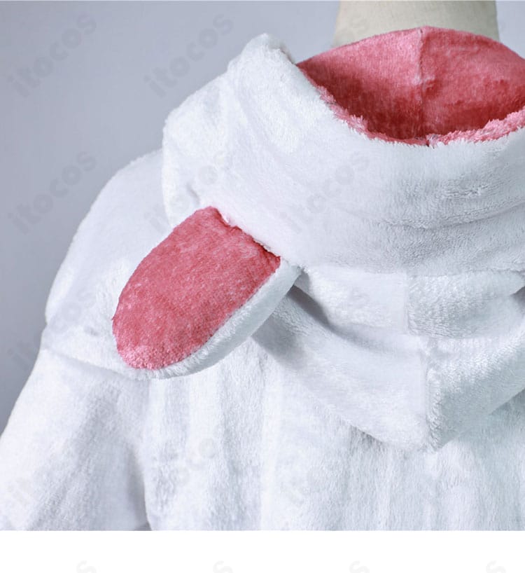 スカート背面の装飾とフレア感。後ろ姿のデザインバランスが分かる写真