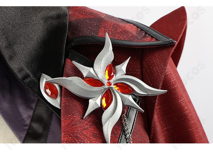 襟元のクローズアップ。アルレッキーノ衣装の非対称襟と首元アクセの造形詳細