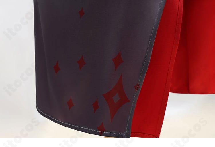 裾装飾の近接写真。コート裾の模様とエッジの仕上がりを示すディテール