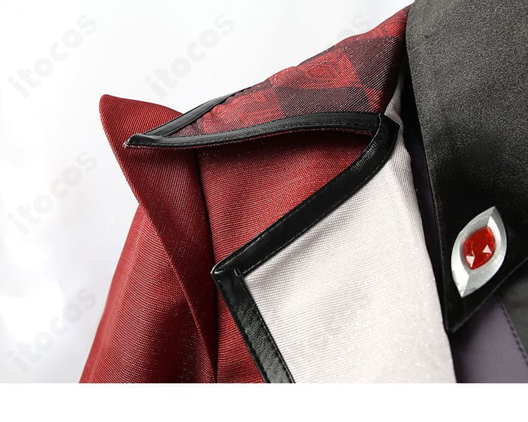 肩装飾の近接写真。コート肩部の立体パーツと縫製ラインを示すディテール