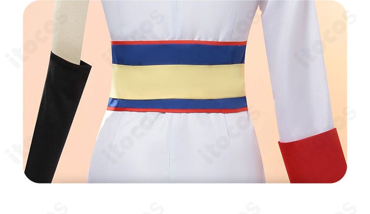 神楽（5年後）衣装の背面装飾クローズアップ。立体感のあるパーツ配置を強調