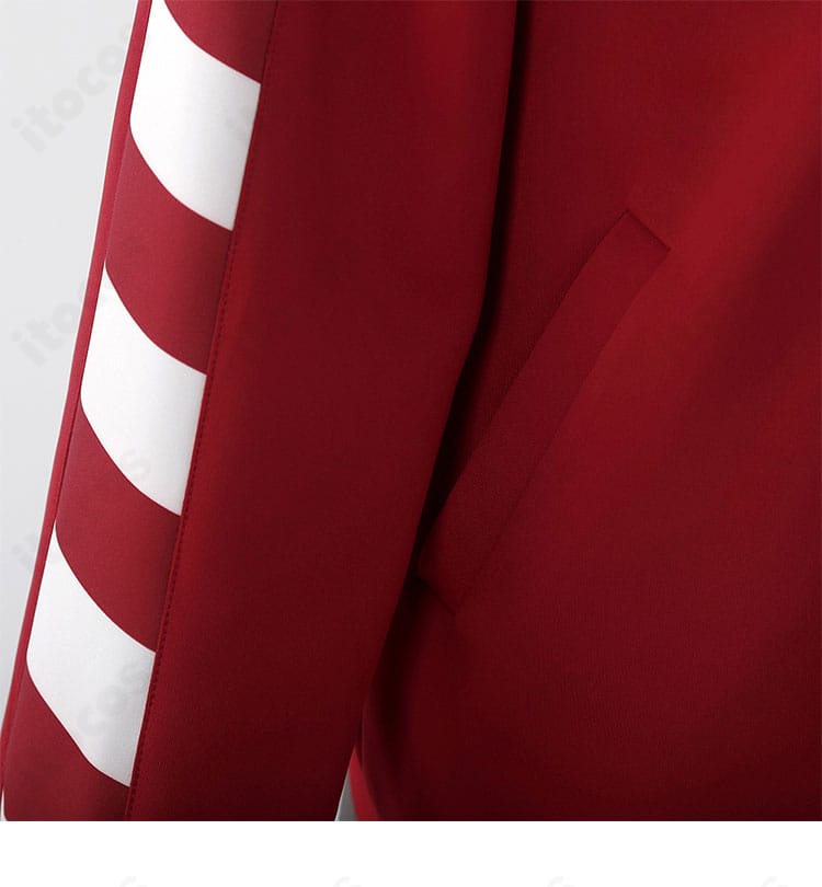 秀尽学園高校ジャージの袖口ディテール。カフ部分の形状と装飾の仕上がりを近距離で撮影。