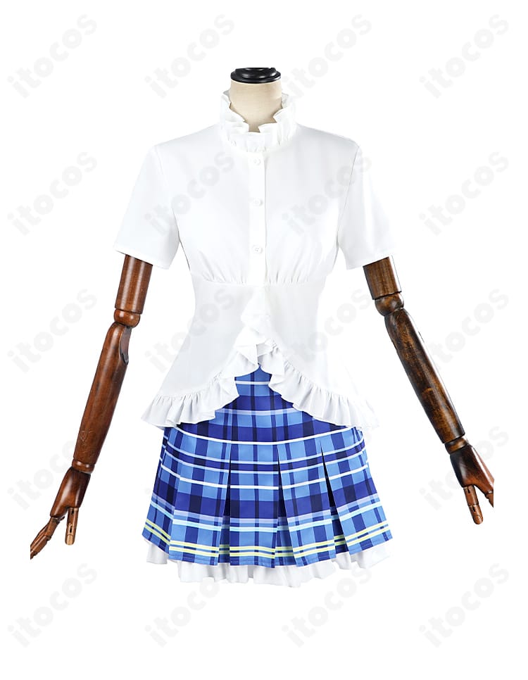 セット内の半袖シャツ正面ディテール。襟元の形状とフロントボタンの仕立てを強調