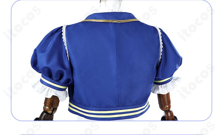 コート背面の装飾ディテール。背中のトリムと裾のカッティングを確認できる画像