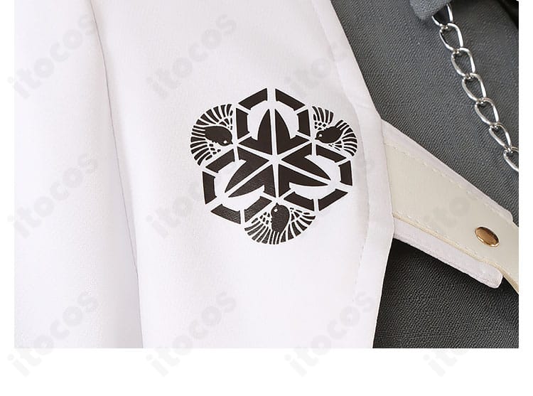 右胸前の刺繍・装飾の細部。柄の表現と配置バランスを見せる後家兼光衣装のクローズアップ。