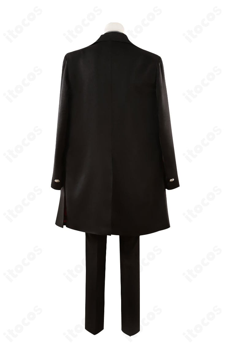 背面の全体像。コートの背面シルエットとベルトの位置関係、裾の落ち感が分かる後家兼光コスプレ。