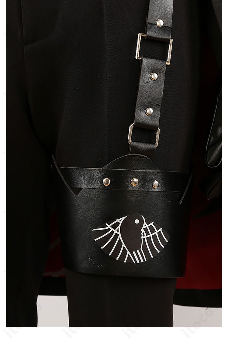 脚部装飾ディテール。太もも飾りとストラップの取り付け位置を確認できる写真。