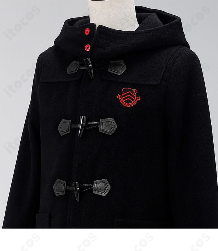 雨宮蓮 冬服コートの胸元ディテール。作品の雰囲気を表す装飾・配置の再現を示す近接画像