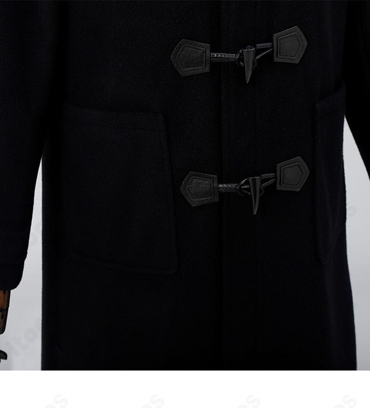 コートの門襟部分ディテール。エッジの仕立てと装飾表現を確認できるクローズアップ