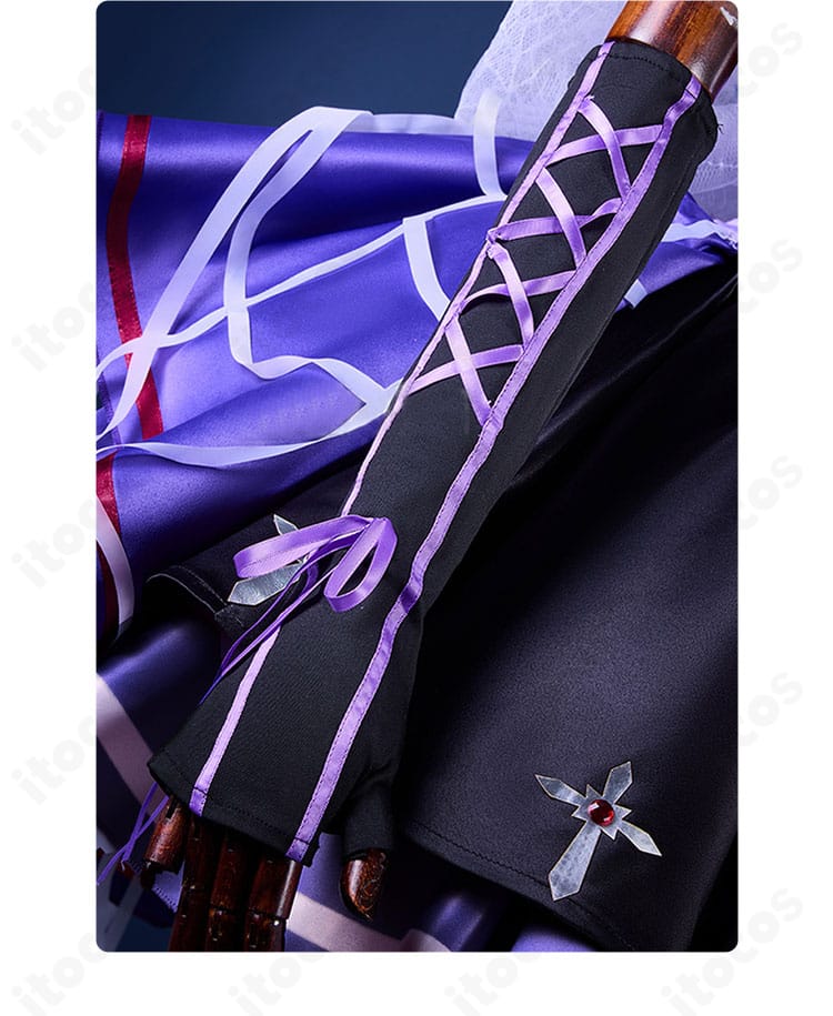 エマ・ウッズ コスプレ手袋の刺繍・装飾ディテールのクローズアップ