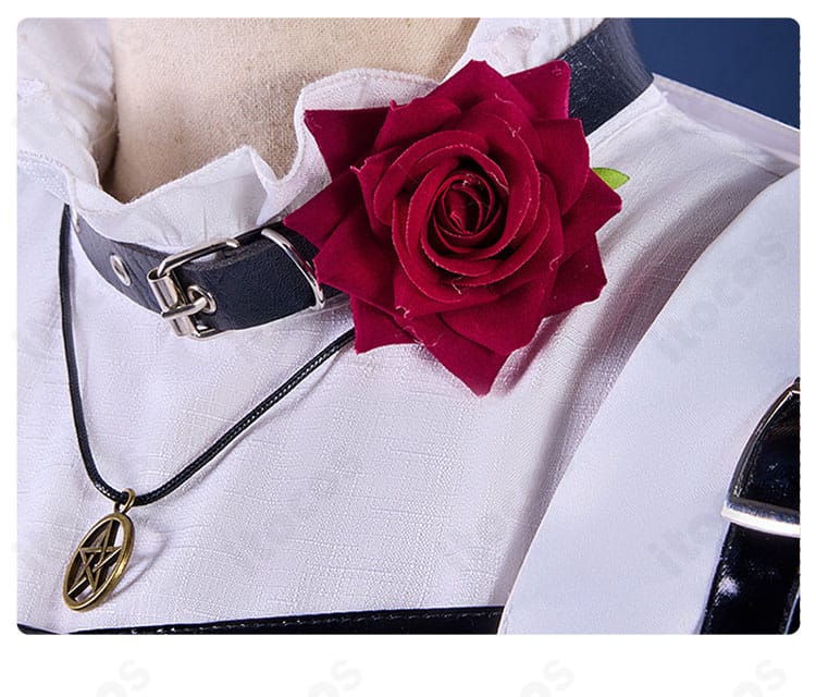 エマ・ウッズのバラモチーフネックレス装飾のアップ