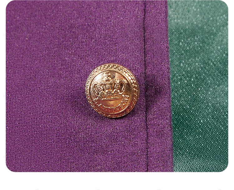 アロイス・トランシー衣装のボタン装飾。配列と質感が衣装のクラシカルさを引き立てる近接写真。