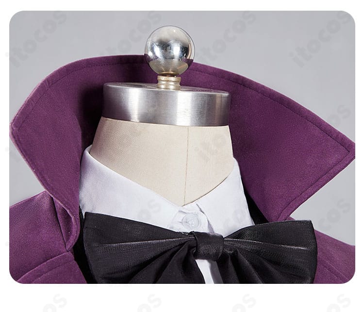 アロイス・トランシー衣装の襟元クローズアップ。シャツとベストの重なり、端正なステッチが見えるディテール。