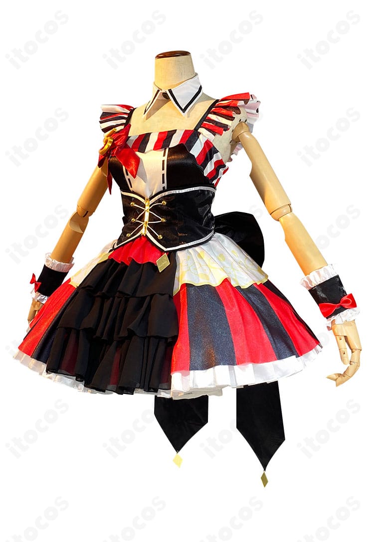 北条そふぃ コスプレ衣装の左側面。袖口やスカートライン、装飾のバランスがわかるディテールショット。