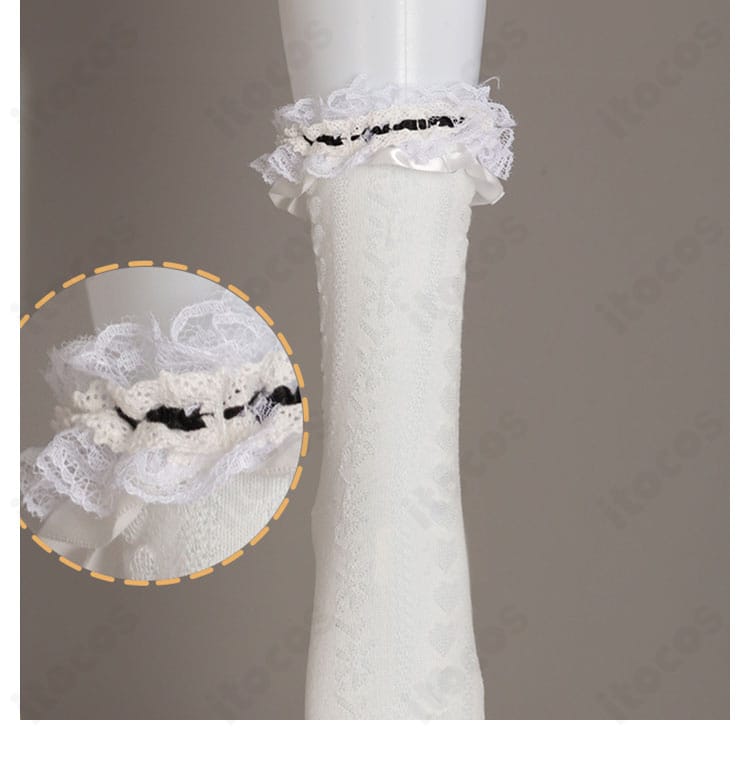 靴下の装飾ディテール。足元の意匠が統一感を生み、全身コーデの完成度を高めるポイントを示す画像。