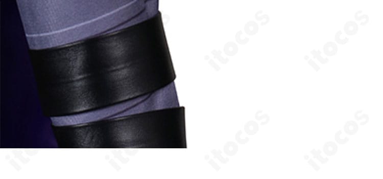 腕飾りのディテール。手首飾りの形状と固定方法、質感をクローズアップ。