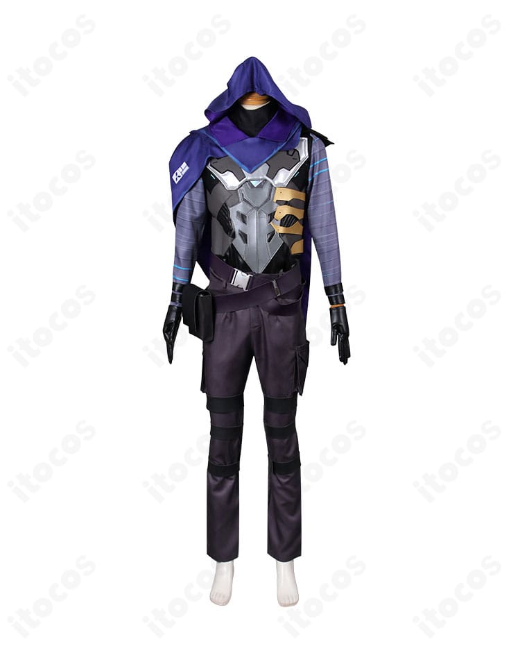 正面から見たオーメン衣装のディテール。胸部パネルと縫製ライン、質感をクローズアップ。