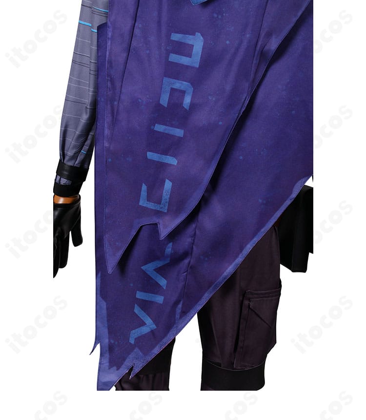 マント（披風）のディテール。フード付マントの縁処理とドレープ感を強調。