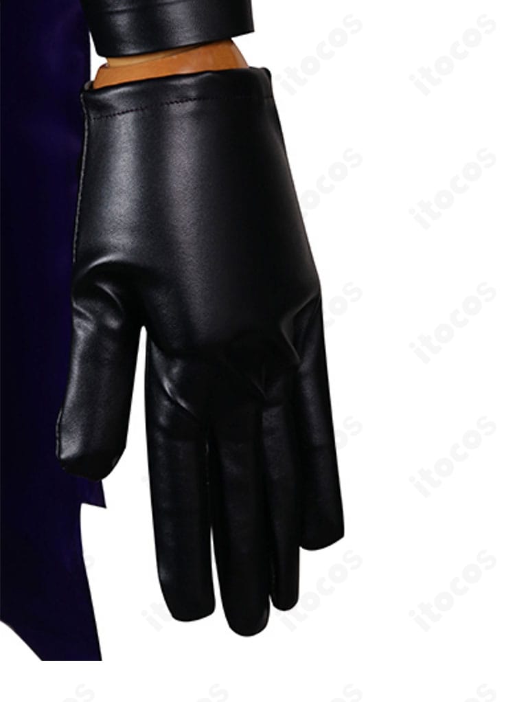 手袋のディテール。指先のカッティングと甲部分のパネル構成を説明。