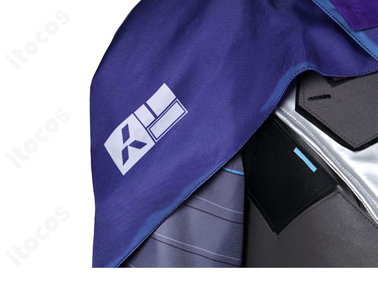 肩と袖のデザイン。立体裁断による肩のシルエットと装飾パーツの配置が分かります。