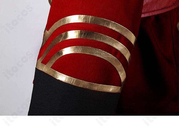 ウェイ コスプレ 袖口の装飾アップ。ラインテープと装飾金具の質感を強調。